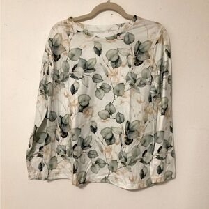 Medium NWOT women’s long sleeve shirt. Length 28 P2P 21 never worn